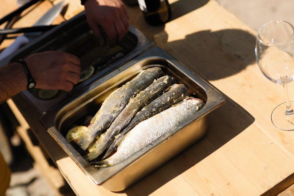 Sea bass-ul australian, peștele exotic care aduce savoare și sănătate în mesele tale cu un farmec tropical autentic
