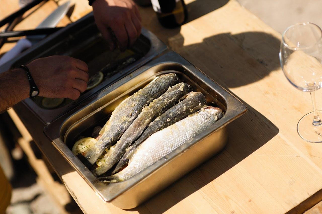Sea bass-ul australian, peștele exotic care aduce savoare și sănătate în mesele tale cu un farmec tropical autentic